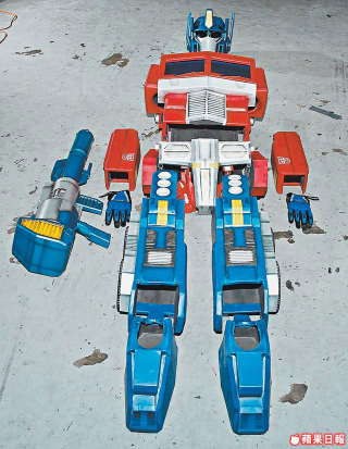 Illustration for article titled Real-Life Transforming Optimus Prime Costume